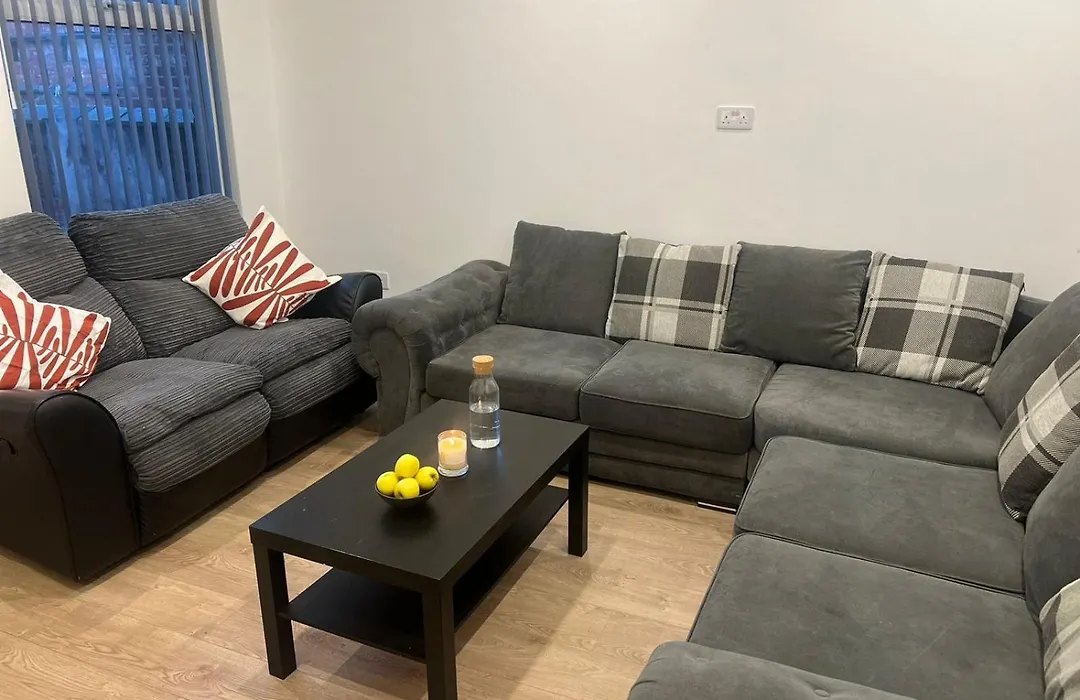 Room 1 En-Suit Double Bedroom With Bathroom In Manchester-1