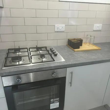 Room 1 En-Suit Double Bedroom With Bathroom In Manchester-3
